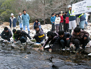 平成25年1月28日　ホタル幼虫を放流する子供たち