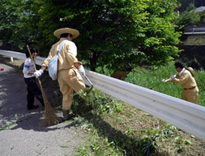 地域の清掃活動に参加しています