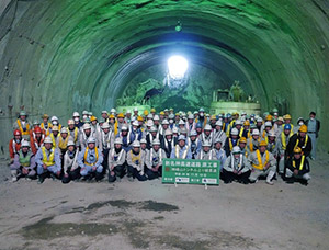 神峰山トンネル（上り線）貫通